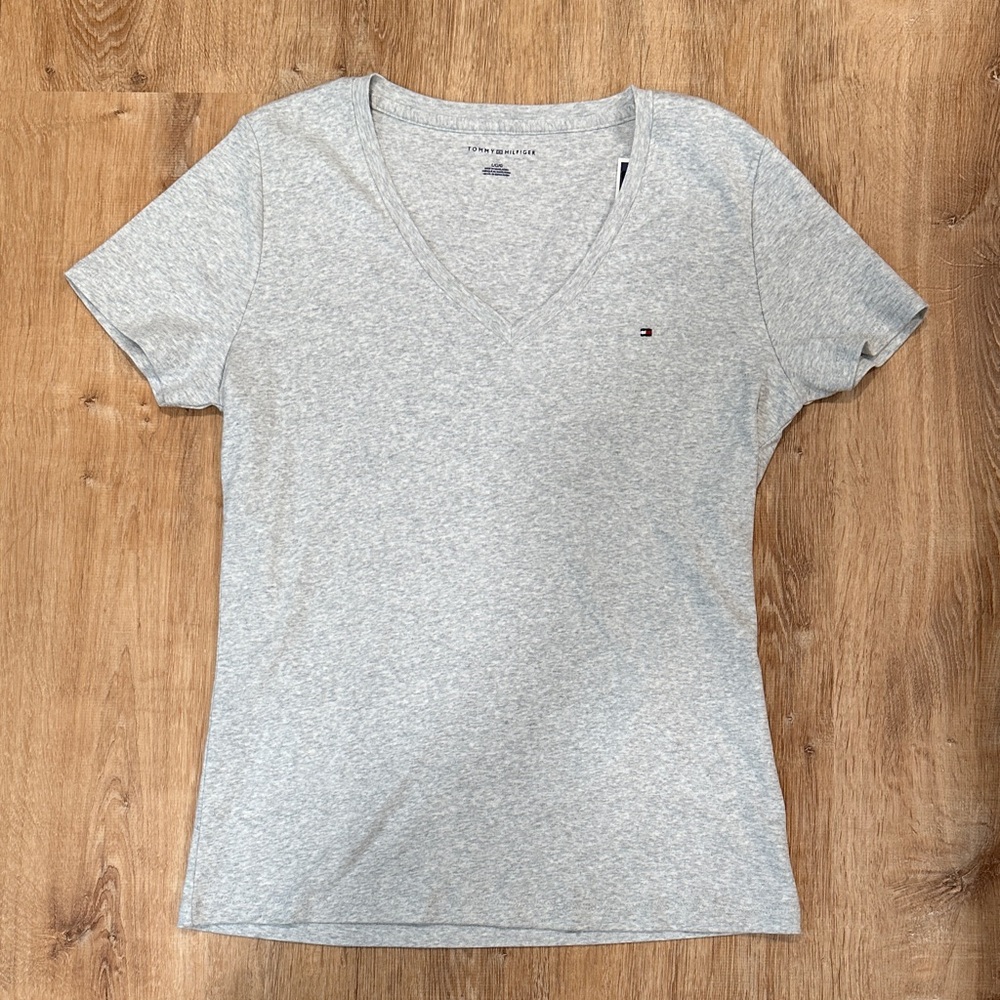 Tommy Hilfiger Women's Light Gray V-Neck Tee
